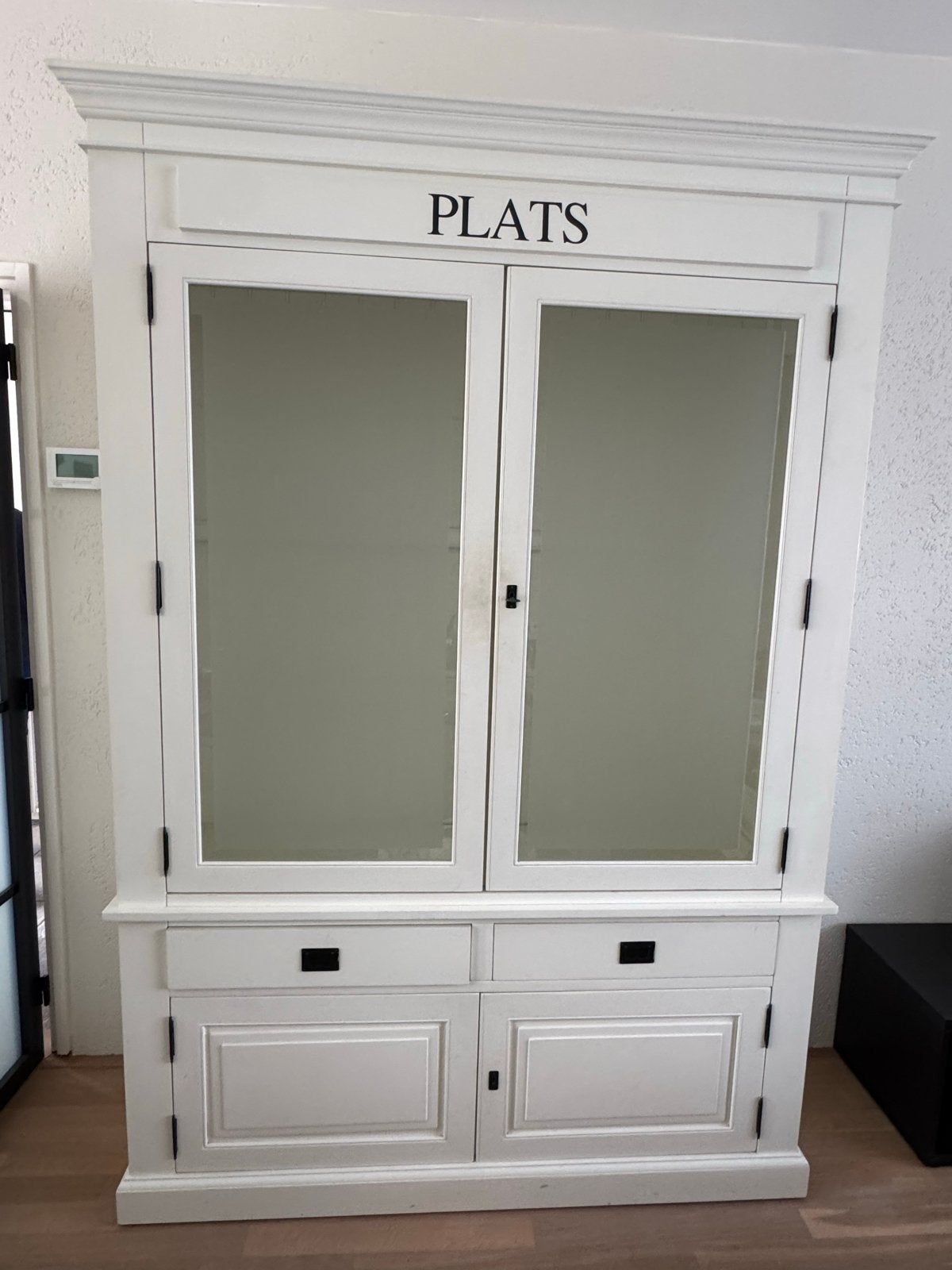 Witte vitrinekast 'PLATS' met glazen deuren en lades, Ophalen, Gebruikt