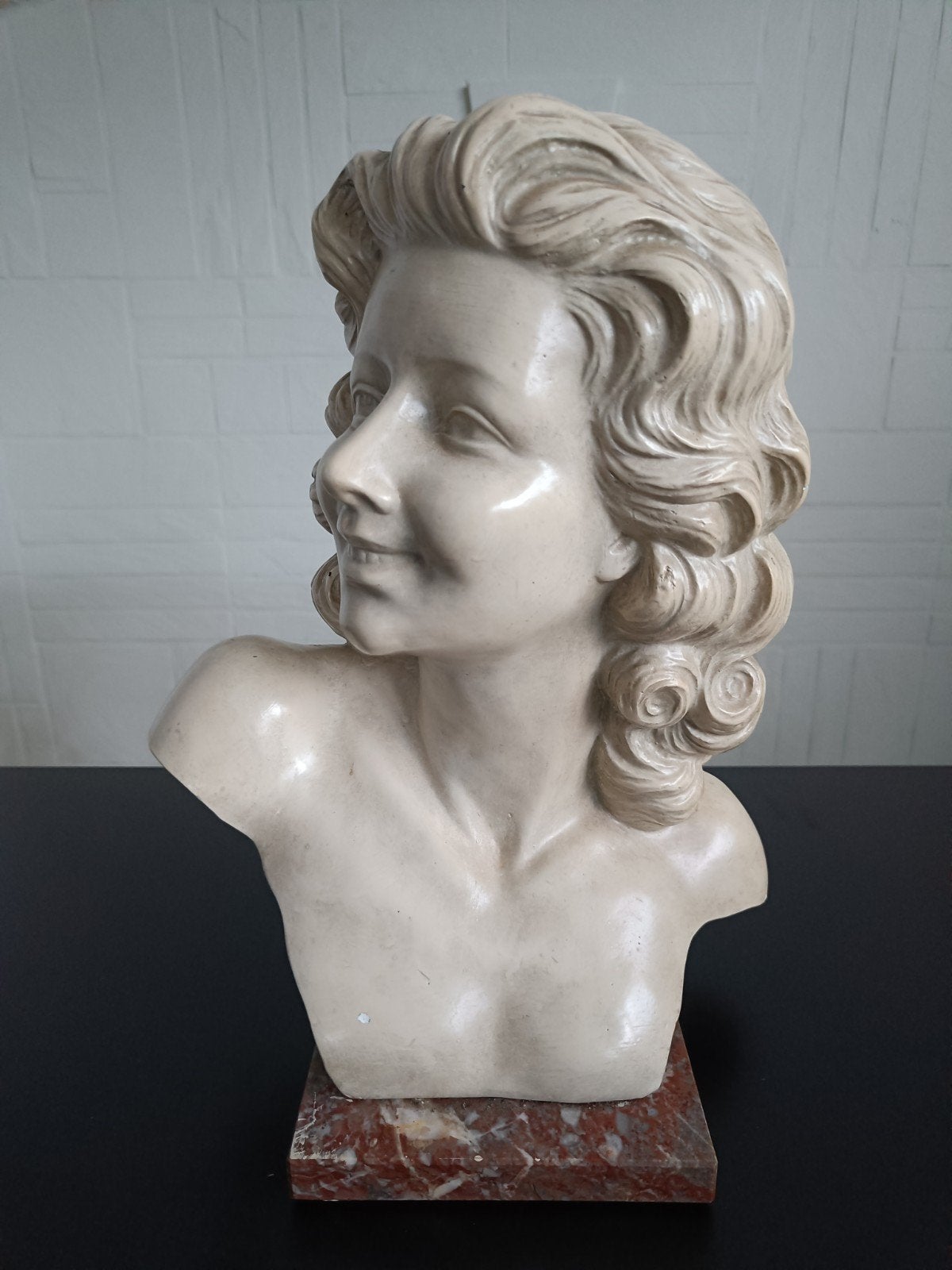 Merlini buste van vrouw op marmer  Art - Deco, Antiek en Kunst, Buste, Ophalen of Verzenden, 20 - 50 cm, Steen of Keramiek