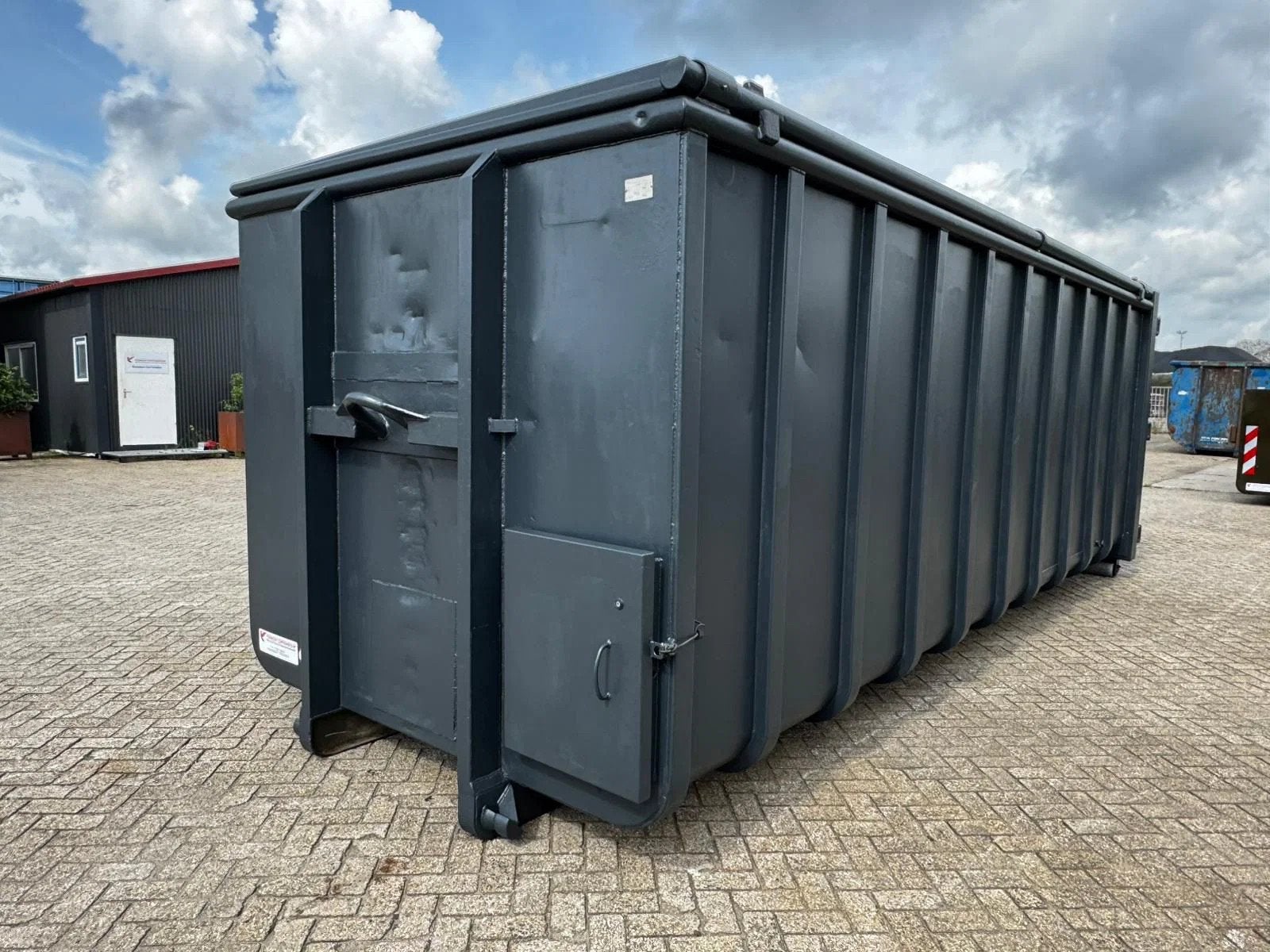 VERNOOY AFZETBAK 30M3 MET DEKSEL 9498, Dave Vernooij, Dave@vernooy.nl, Kellensedwarsweg 9
4004 JC  Tiel