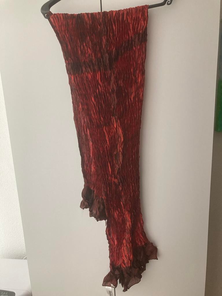 Elegante geplooide sjaal in rood/bruin, Ophalen of Verzenden, Zo goed als nieuw, Maat 46/48 (XL) of groter, Sjaal
