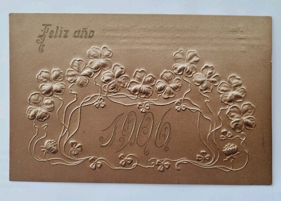 71)Reliëfkaart Klavertjes vier - Gelukkig Nieuwjaar, Ophalen of Verzenden, Voor 1920, Gelopen, Feest(dag)