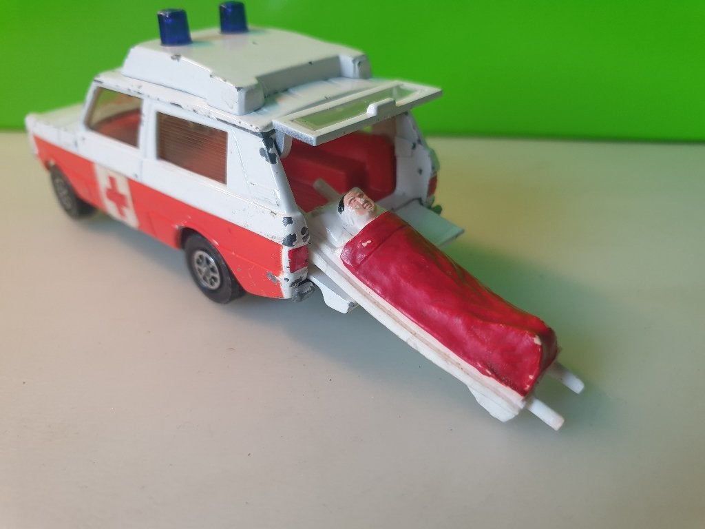 Corgi 482 - Range Rover Ambulance [wit] 1/40, Ophalen of Verzenden, Gebruikt, Auto