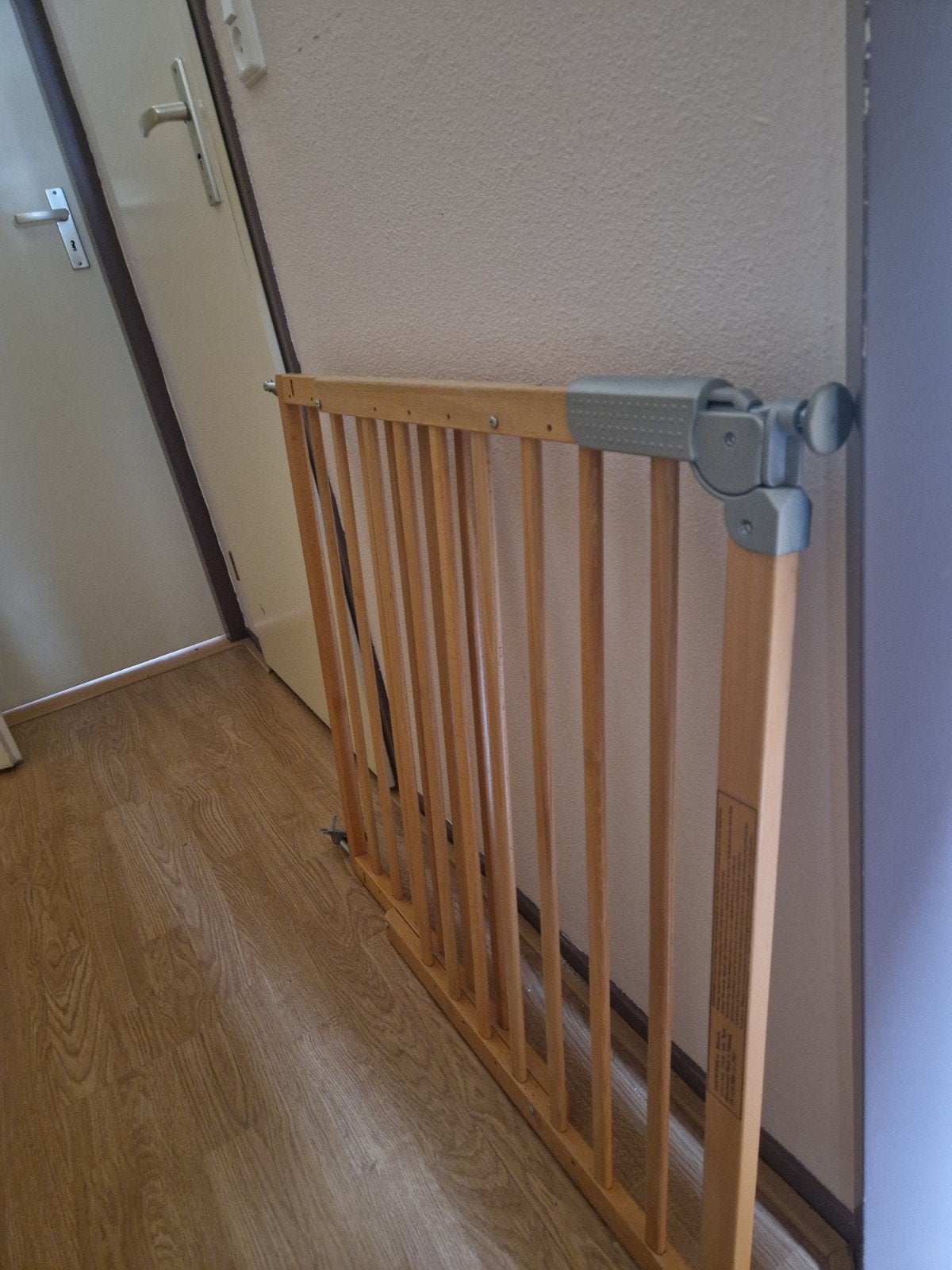 Verstelbaar houten traphekje, Kinderen en Baby's, Traphekjes, Gebruikt, Ophalen of Verzenden, Schroefhekje, Hout