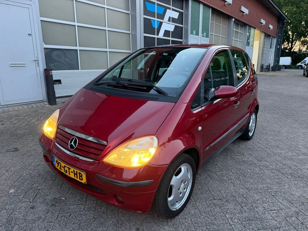 Mercedes-Benz A-Klasse 160 Automaat | APK 2027 | Trekhaak, Auto's, Mercedes-Benz, Stof, 40 €/maand, 400 kg, Grijs