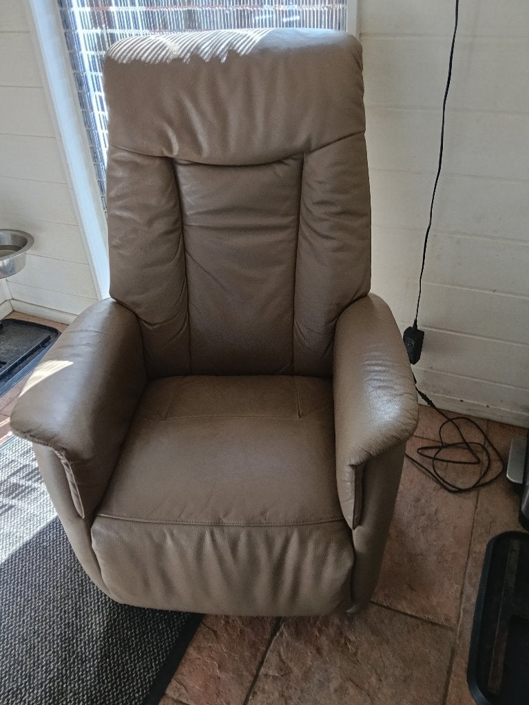 Elektrische Relax en sta op stoel, Huis en Inrichting, Ophalen, Gebruikt, 50 tot 75 cm, Leer