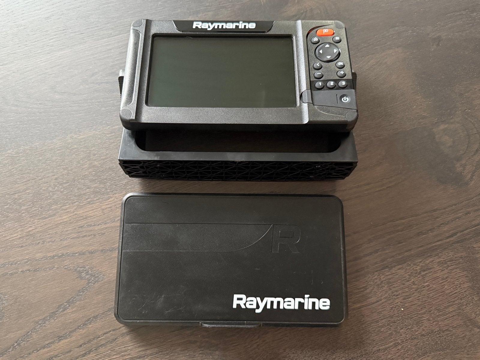 Raymarine Element 7 HV met HV-100 Transducer & Beschermkap, Ophalen of Verzenden, Zo goed als nieuw, Kaartplotter of Fish Finder