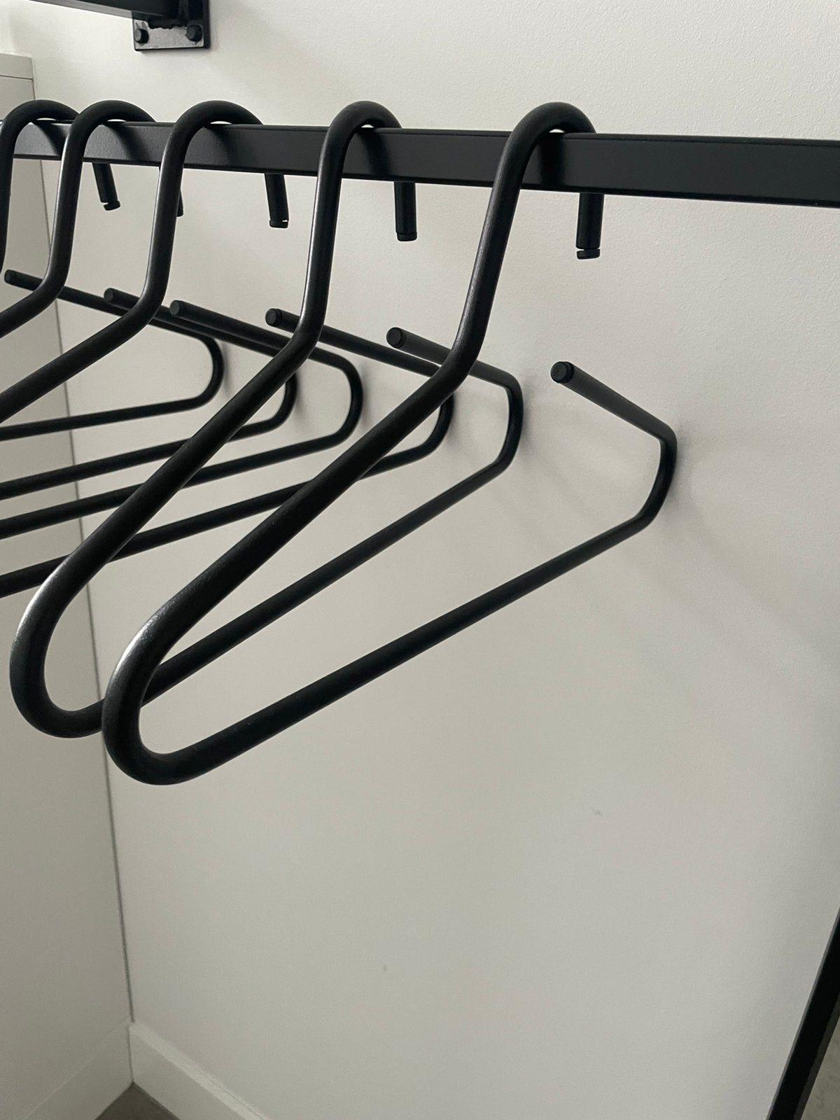 15x Zwarte RVS Kledinghangers - Modern design, Ophalen, Zo goed als nieuw, Metaal