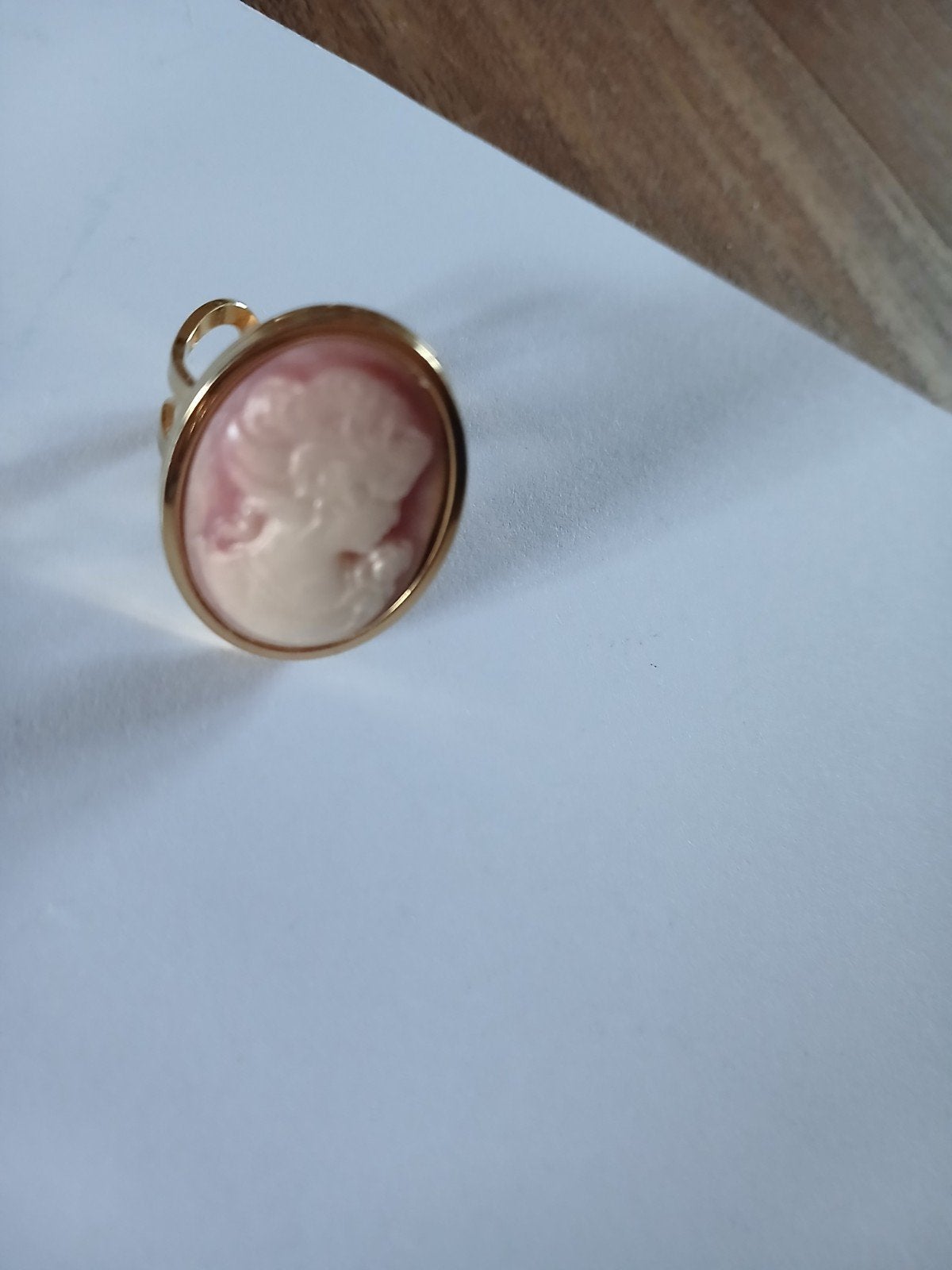 Goudkleurige ring met camee, Ophalen of Verzenden, Zo goed als nieuw, 17 tot 18, Dame