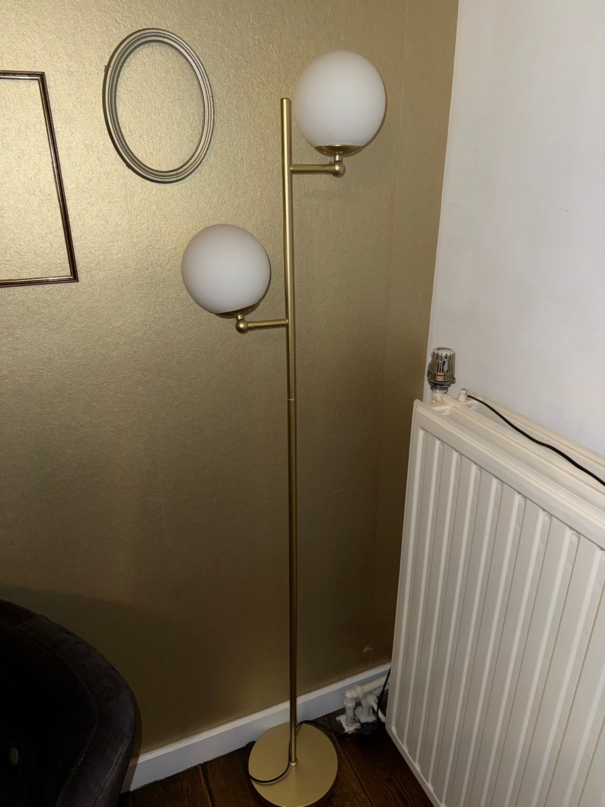 2 Stijlvolle gouden vloerlamp met twee opalen bollen, Ophalen, Overige fittingen, Zo goed als nieuw, Metaal
