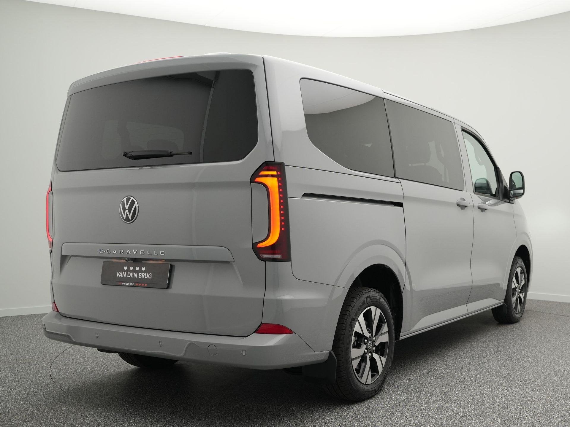 Volkswagen e-Transporter Caravelle 32 L1H1 Life 64 kWh 218 P, Automaat, Zwart, Overige carrosserieën, Parkeercamera