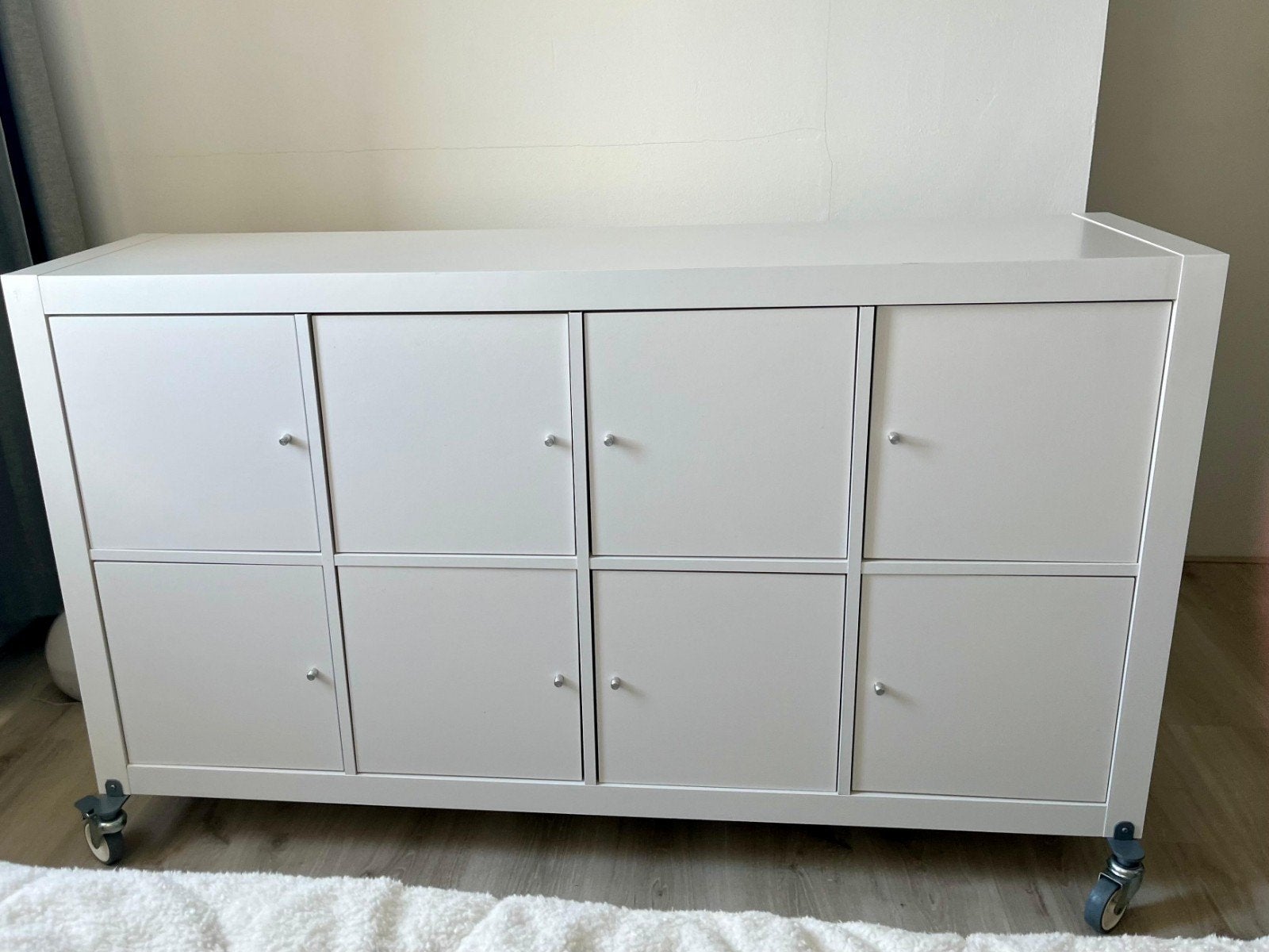 Witte IKEA Kallax opbergkast met 8 deuren en wieltjes, Ophalen, Modern, functioneel, 50 tot 100 cm, 25 tot 50 cm