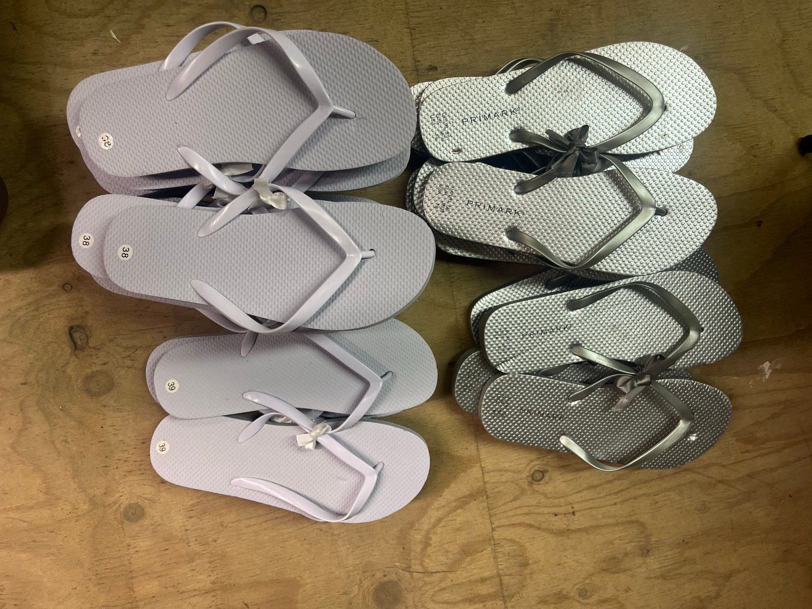 Partij nieuwe slippers: grijs en wit in diverse maten, Ophalen, Nieuw, Grijs, Slippers