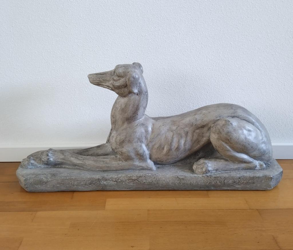 Mooi liggend Windhond Galgo Greyhound beeld, Antiek en Kunst, Ophalen, Overige onderwerpen, 50 - 100 cm, Steen of Keramiek