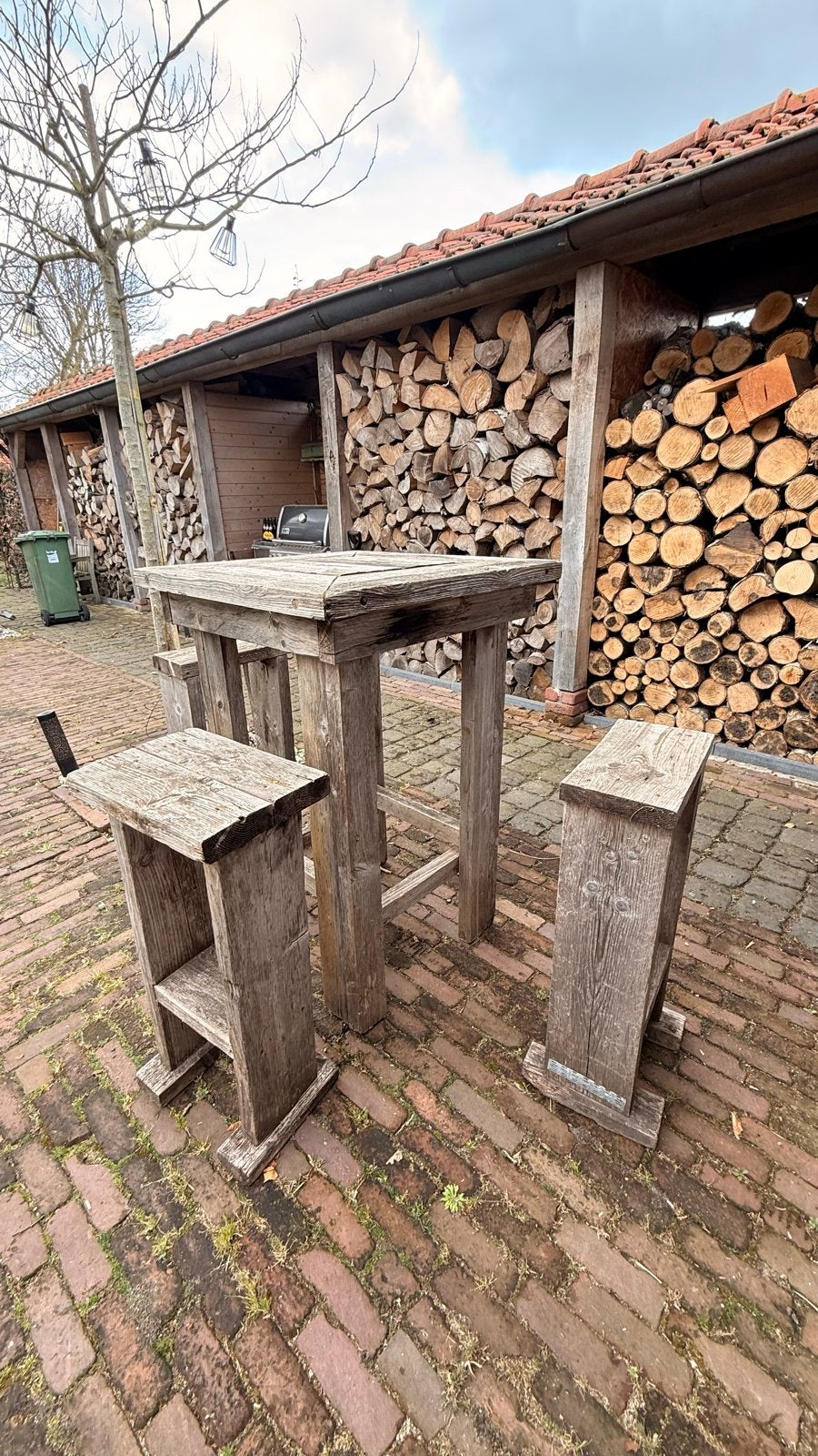 Robuuste steigerhouten statafel met 3 krukken en extra hout, Ophalen of Verzenden, Gebruikt