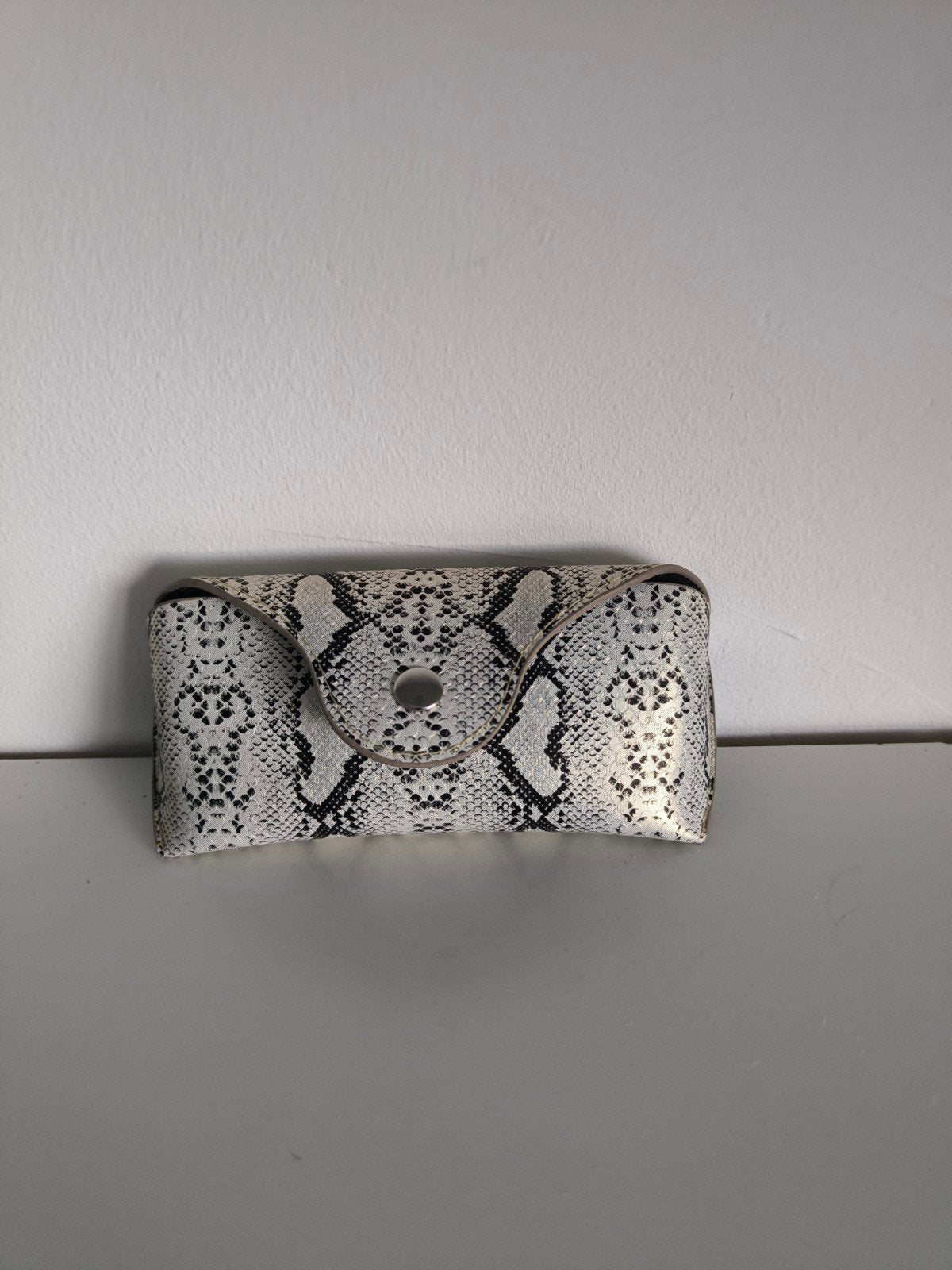 Stijlvolle zonnebrillenhoes met slangenprint, Sieraden, Tassen en Uiterlijk, Zonnebrillen en Brillen | Dames, Overige merken, Zonnebril
