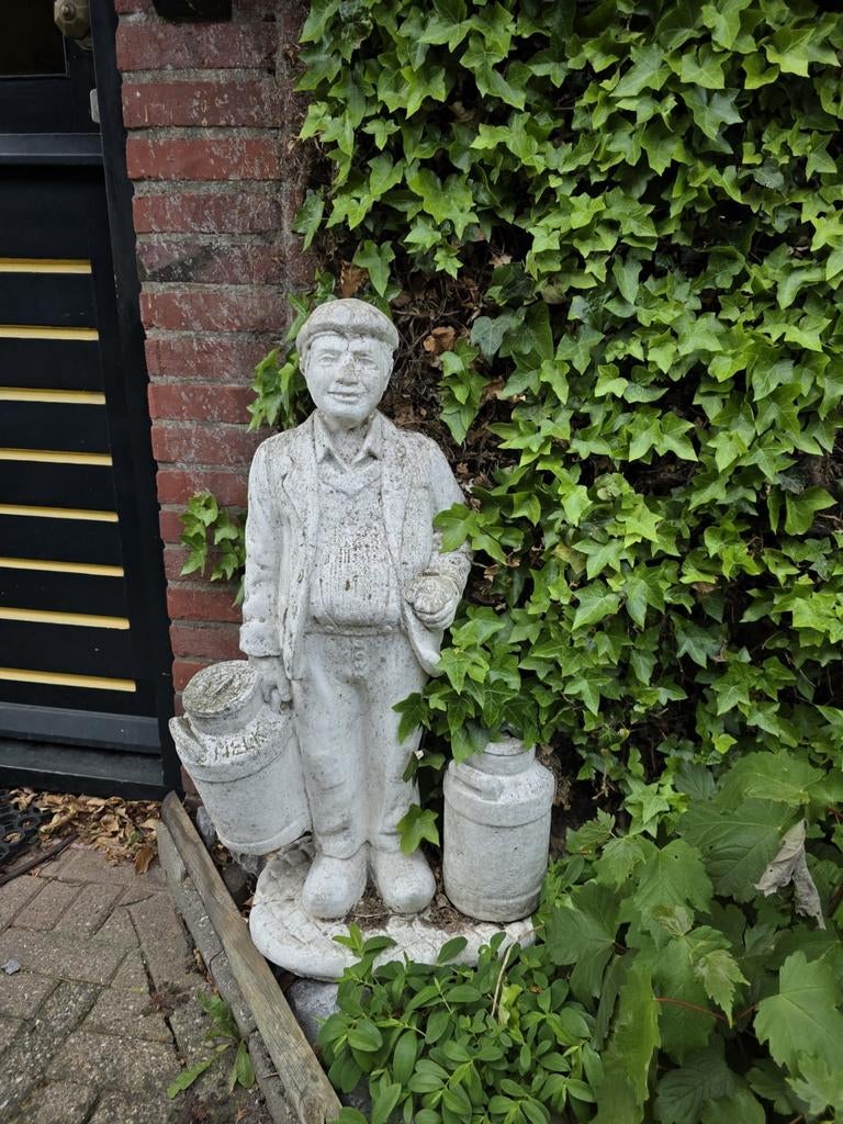 Betonnen beeld van melkboer met melkbussen, Antiek en Kunst, Weerbestendig, Steen of Keramiek, Beeld, Man