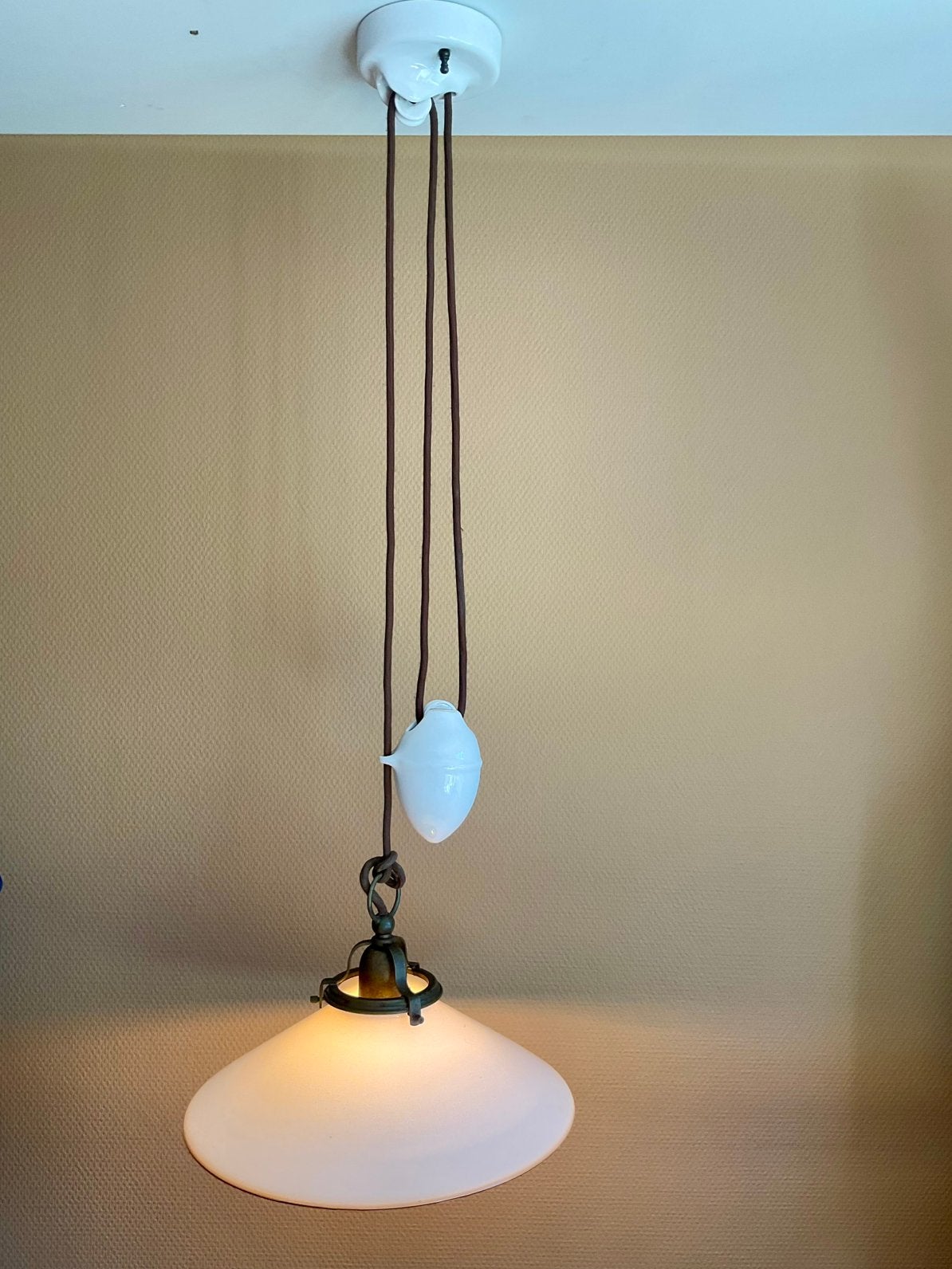 Porceleinen trekpendel met oude opaline kap Hanglamp, Huis en Inrichting, Ophalen of Verzenden, Gebruikt, Glas
