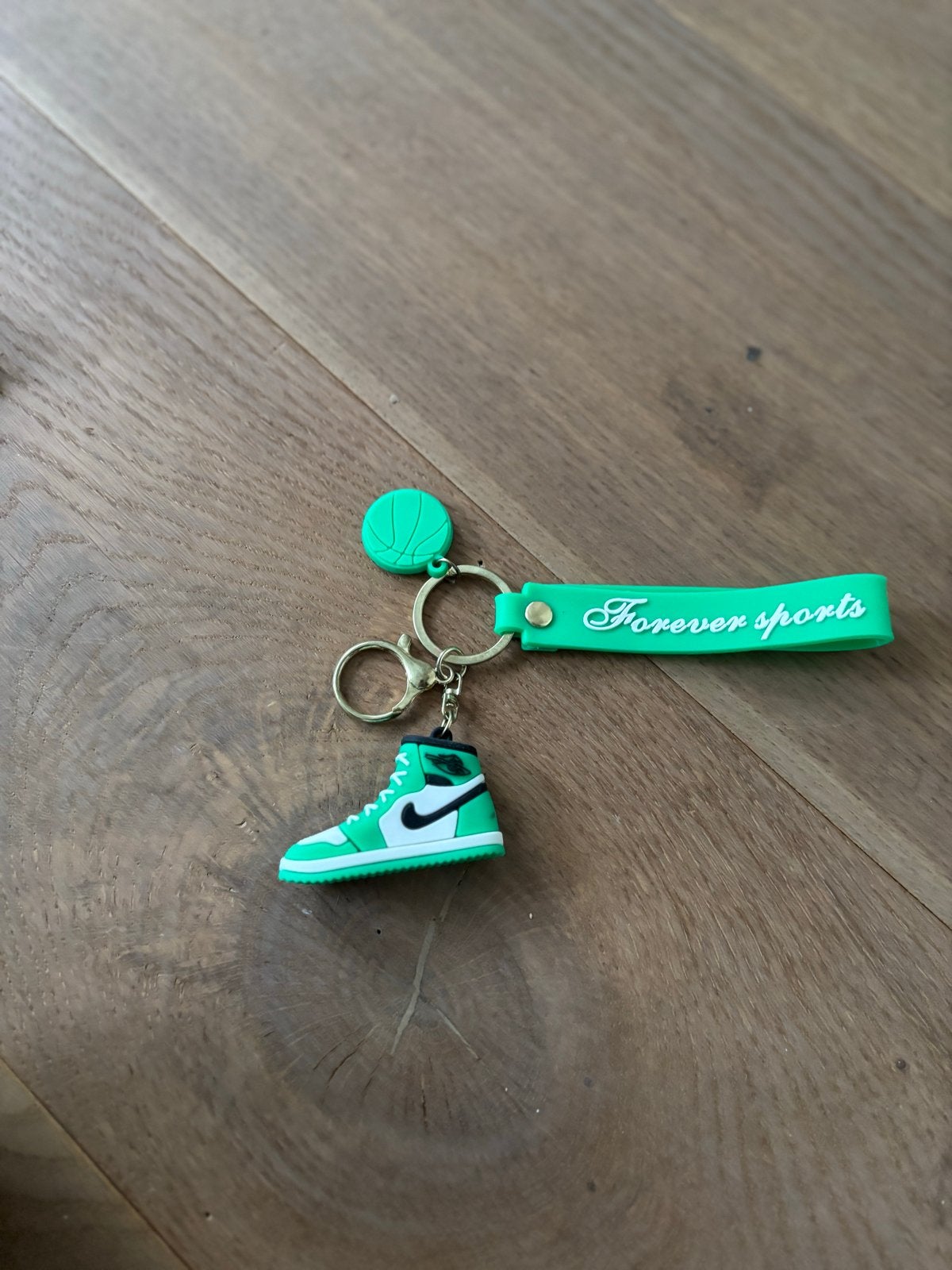 Sleutelhanger sneaker met basketbal en 'Forever Sports', Ophalen of Verzenden, Nieuw, Sport
