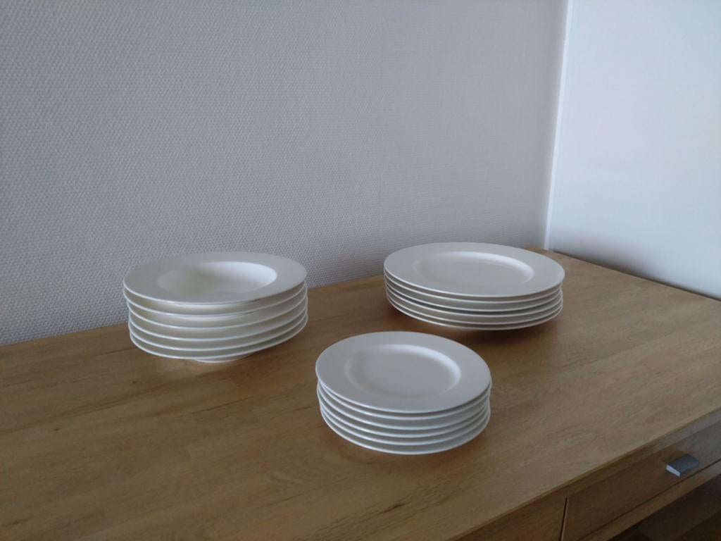 Witte borden set - 18 stuks, Huis en Inrichting, Ophalen of Verzenden, Zo goed als nieuw, Bord(en), Overige stijlen