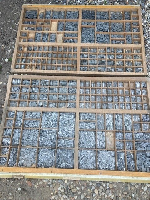 te koop 2 oude antieke letterbakken met loden drukletters, Ophalen