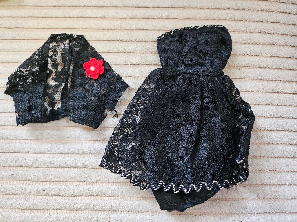 Barbie jurk + jasje met rode bloem, Ophalen of Verzenden, Gebruikt, Kleertjes