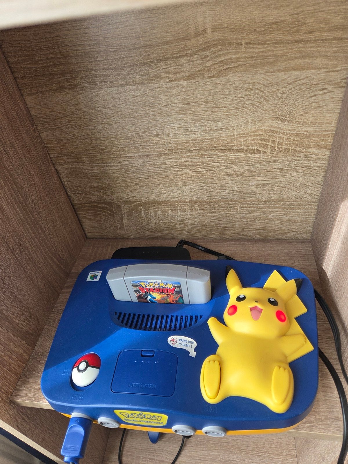 Nintendo 64 Pikachu Edition met 4 spellen en 2 controllers, Avontuur en Actie, Gebruikt, 2 spelers, Eén computer