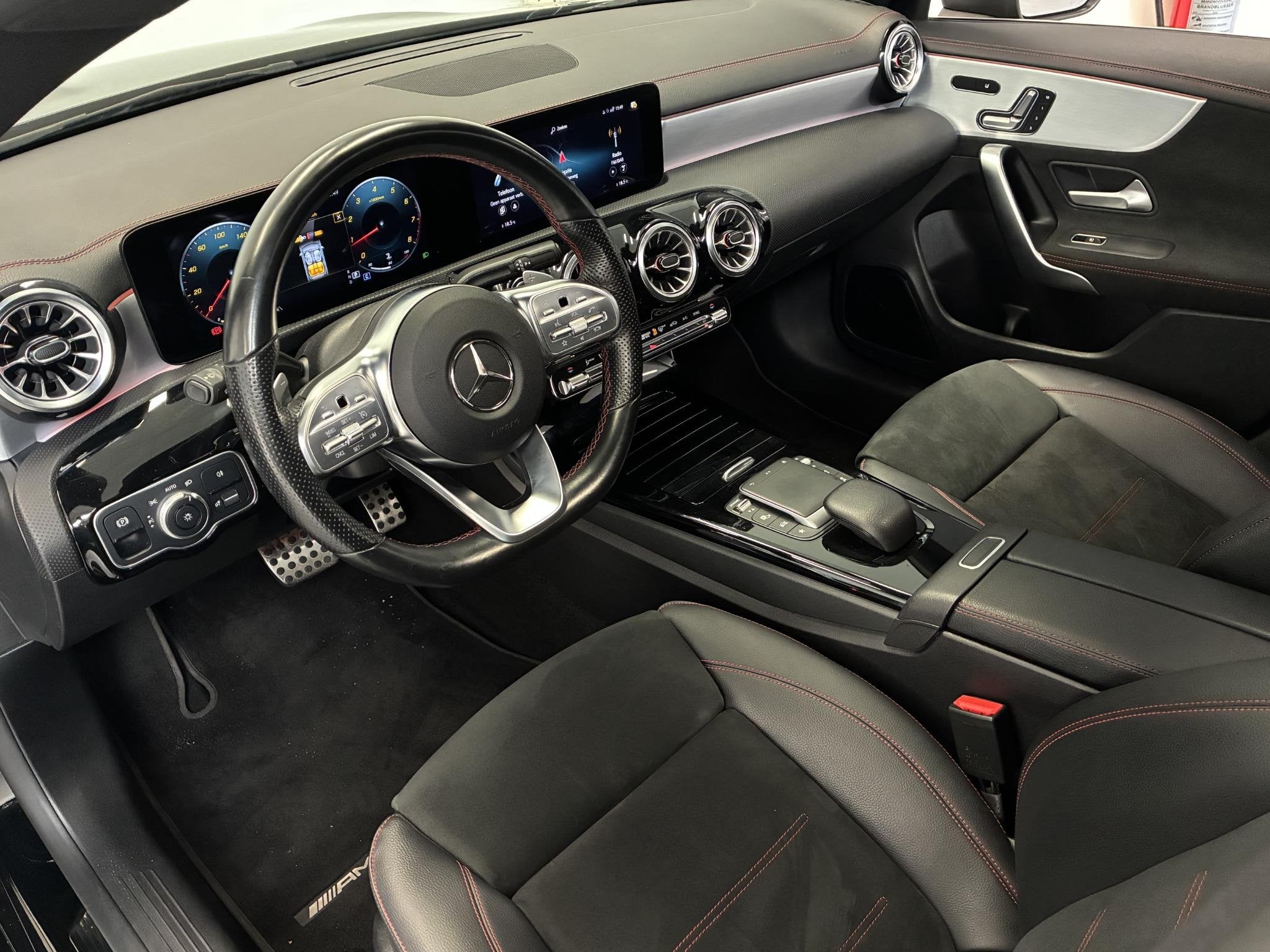 Mercedes-Benz CLA-klasse Shooting Brake 180 AMG Line | TREKH, Auto's, 136 pk, Gebruikt, 4 cilinders, Leder en Stof