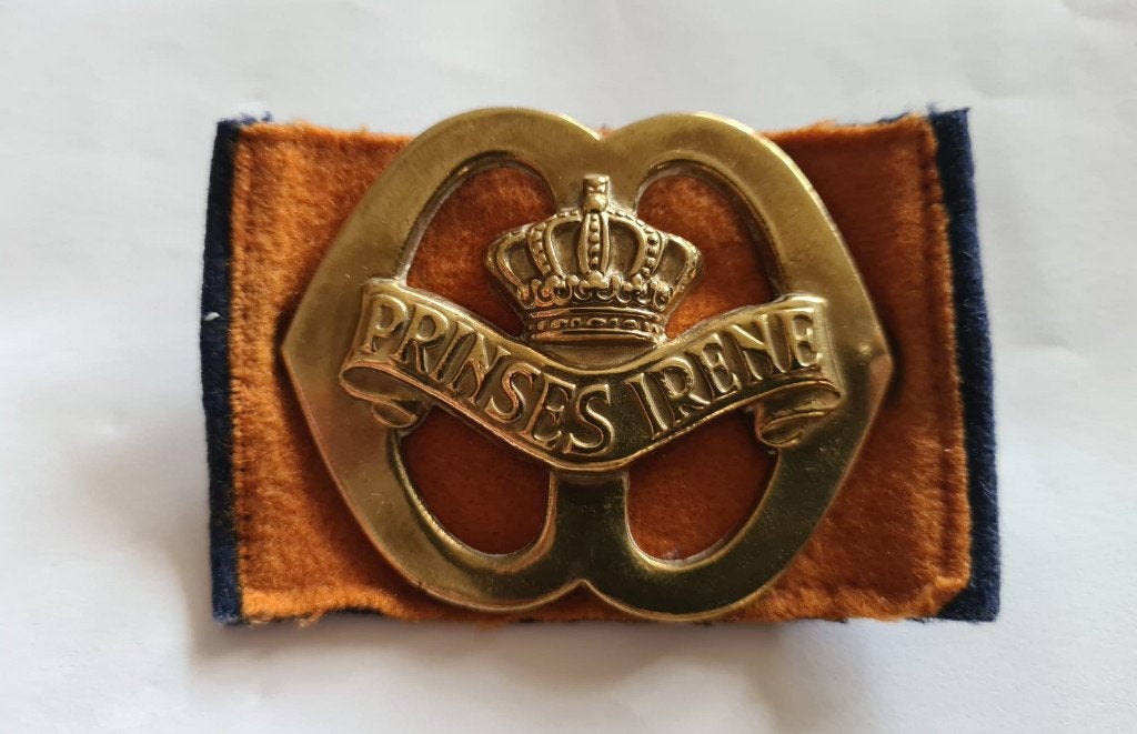 Oude slag baretembleem Garde Fusiliers Prinses Irene, Ophalen of Verzenden, Landmacht, Nederland, Embleem of Badge