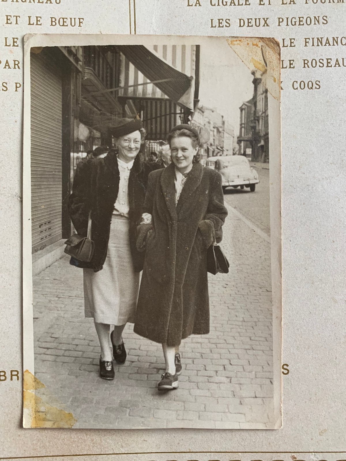 Foto - twee zussen (CW), Verzamelen, Gebruikt, Foto, Ophalen of Verzenden, 1940 tot 1960