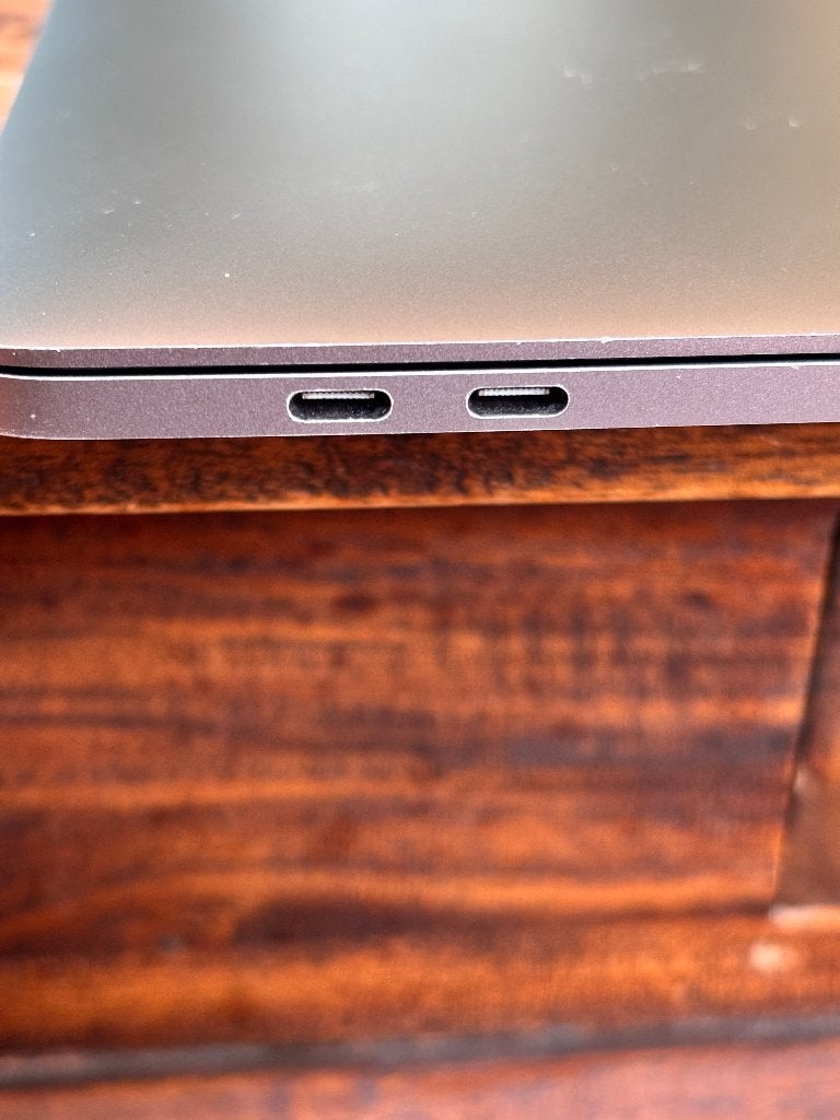 Foto 8 van MacBook Pro 15" (2018) – 2.2 GHz 6-Core i7 / 16GB / 1TB SSD