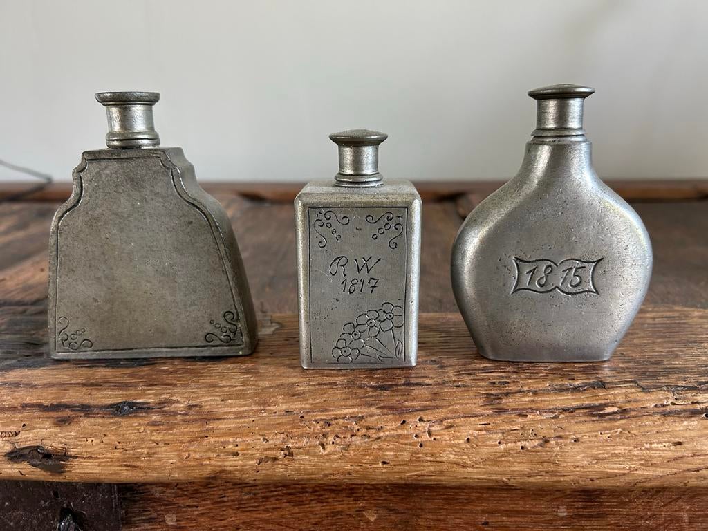 Set van 3 Antieke Tinnen Flesjes - Decoratief en Historisch, Ophalen
