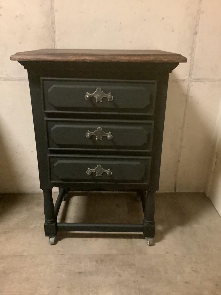 Nachtkastje Frans wieltjes vintage €65, Huis en Inrichting, Slaapkamer | Nachtkastjes, Ophalen, Zo goed als nieuw
