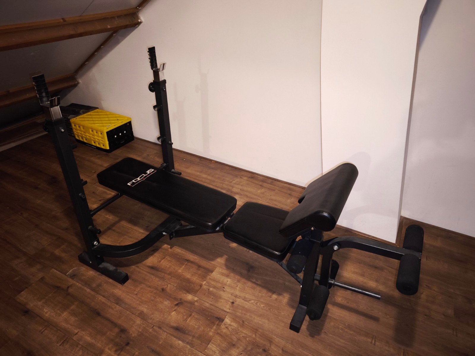 Focus Fitness benchpress bank met leg extension & halterset, Ophalen, Gebruikt, Benen, Fitnessbank