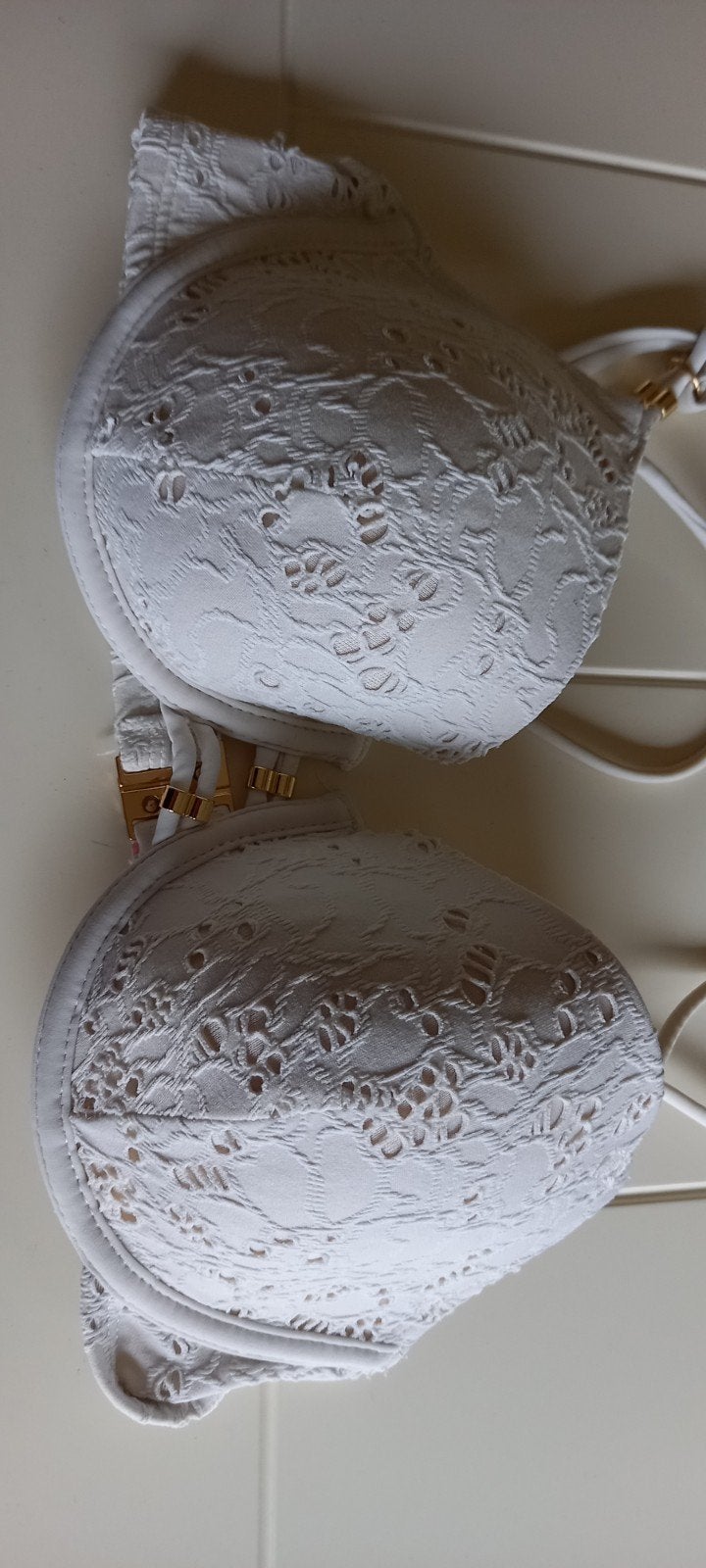 Witte kanten bikini top., Wit, Ophalen of Verzenden, Bikini, Onbekend
