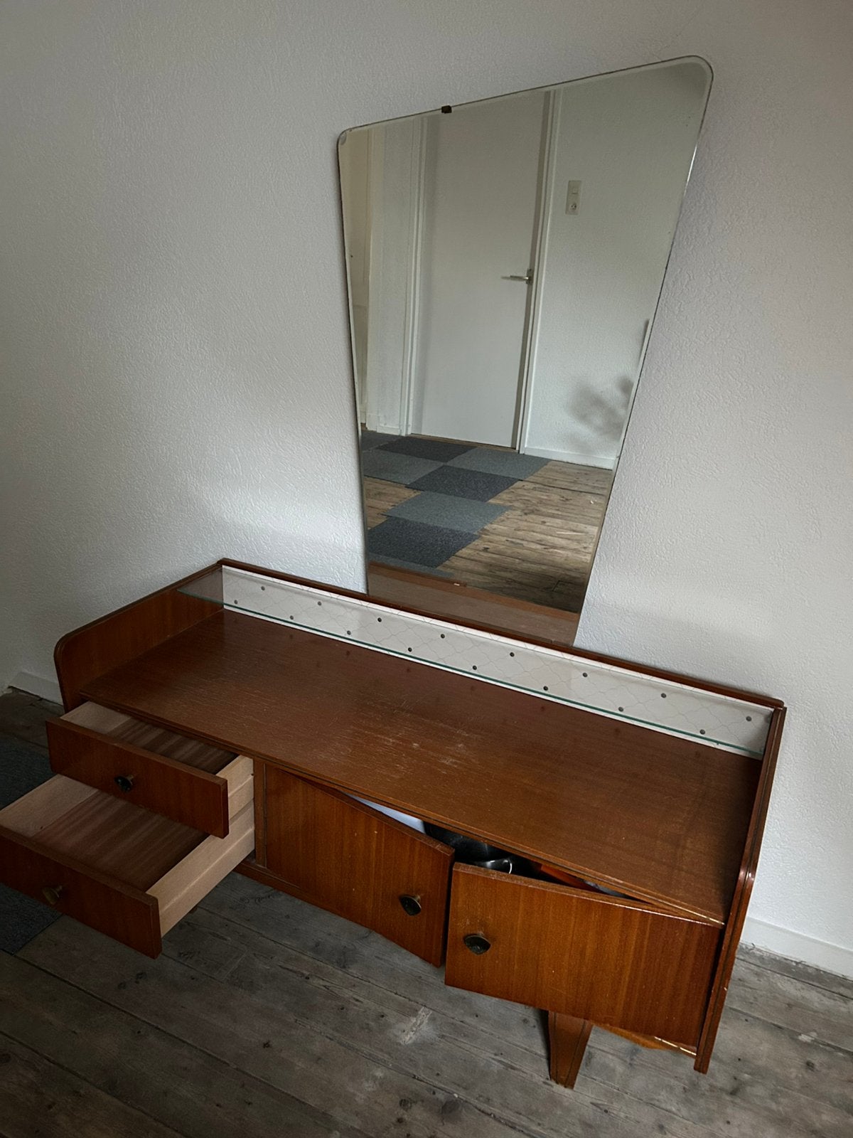Jaren 60 kaptafel met 2 lades en 2 deurtjes met spiegel, Huis en Inrichting, Tafels | Kaptafels, Ophalen, Gebruikt, 50 tot 100 cm