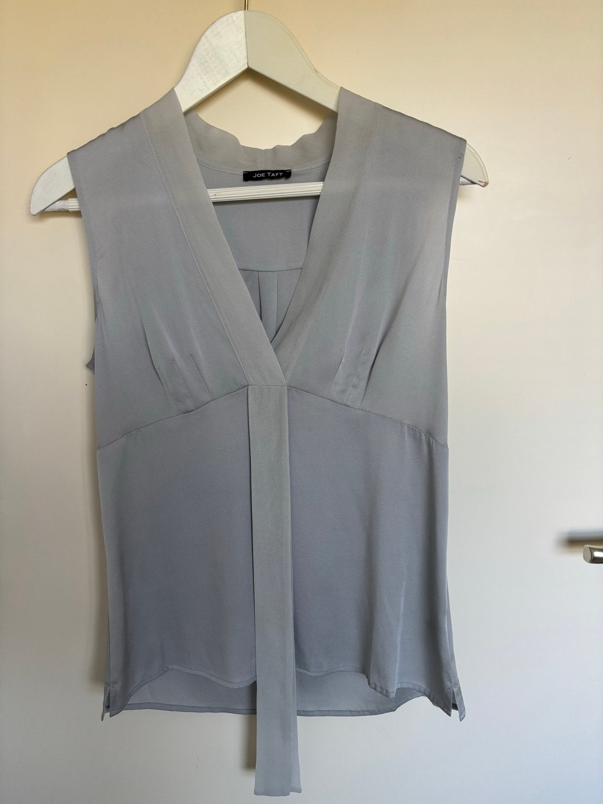 mouwloze top van taft zijde met V-hals - Maat M, Kleding | Dames, Tops, Zo goed als nieuw, Maat 38/40 (M), Grijs, Zonder mouw
