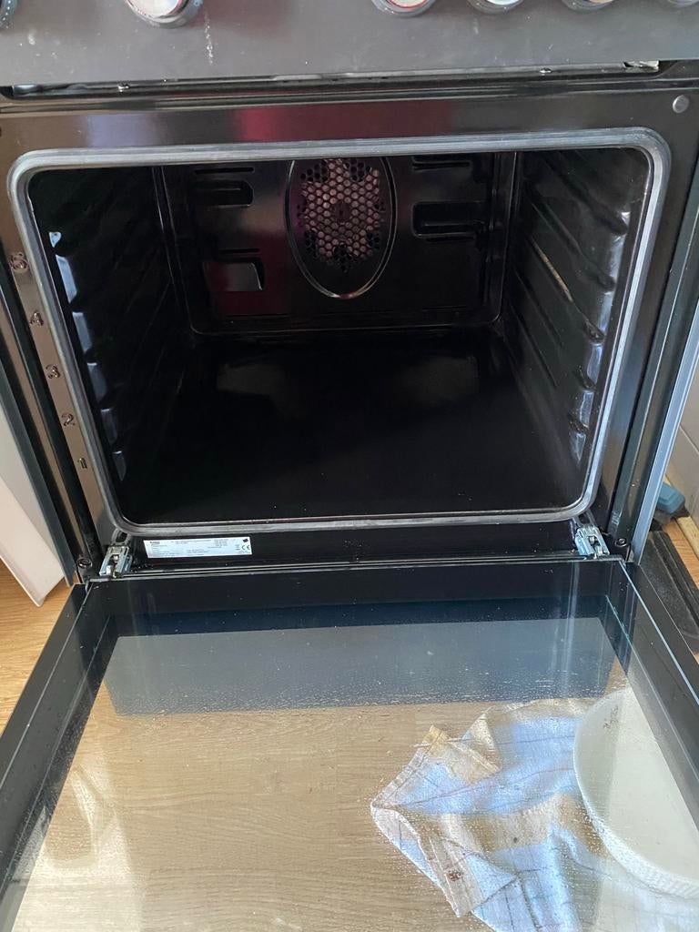 Beko gasfornuis zwart oven rooster bakplaat 2 jaar oud, Witgoed en Apparatuur, Fornuizen, Ophalen, Hete lucht, 60 cm of meer, 4 kookzones