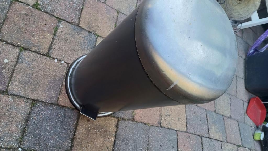 Prullenbak met pedaal - RVS en zwart, Gebruikt, Met pedaal, 50 tot 75 cm, Ophalen of Verzenden