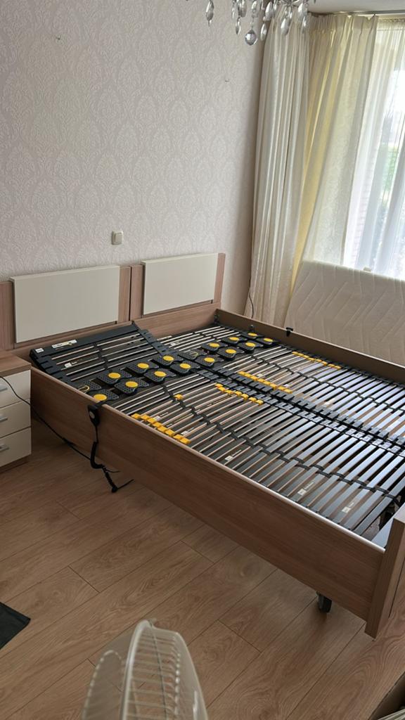 Elektrisch verstelbaar bed, Ophalen, Verstelbaar, Tweepersoons, Zo goed als nieuw