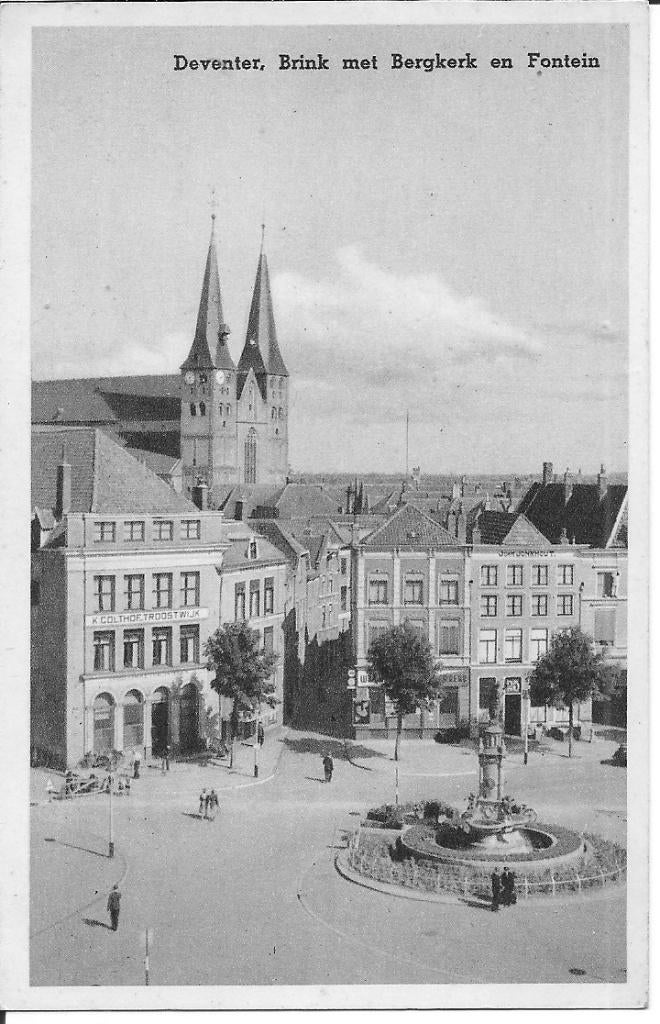 Deventer  Brink met Bergkerk en Fontein., Ophalen of Verzenden, 1940 tot 1960, Ongelopen, Overijssel