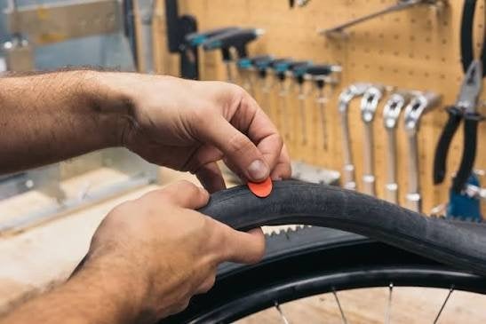Fietsband plakken op locatie, regio Amsterdam