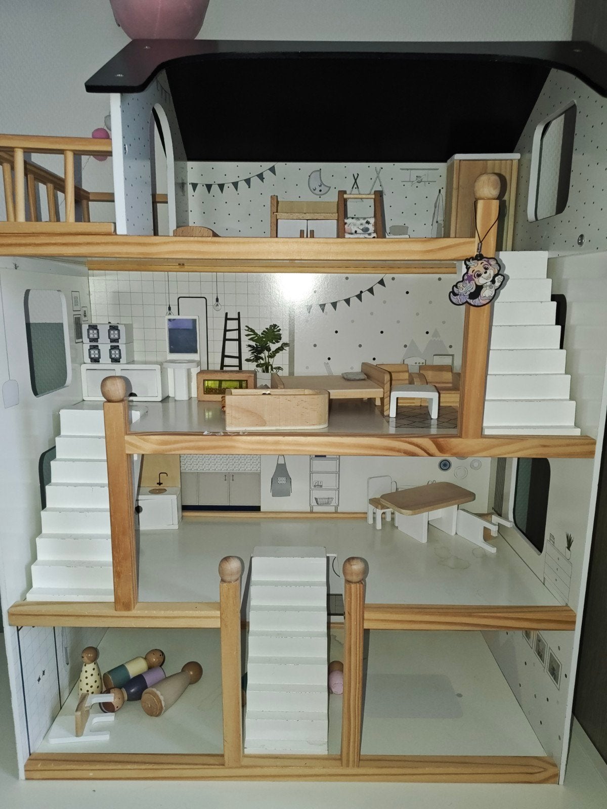 Groot houten poppenhuis met meubels, Ophalen, Gebruikt, Jongen of Meisje