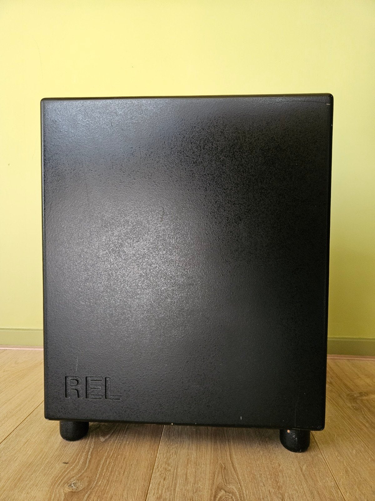 REL Strata 2 subwoofer - Geweldig geluid, lichte schade, Audio, Tv en Foto, Gebruikt, Subwoofer, 60 tot 120 watt, Geschikt voor surround/home cinema