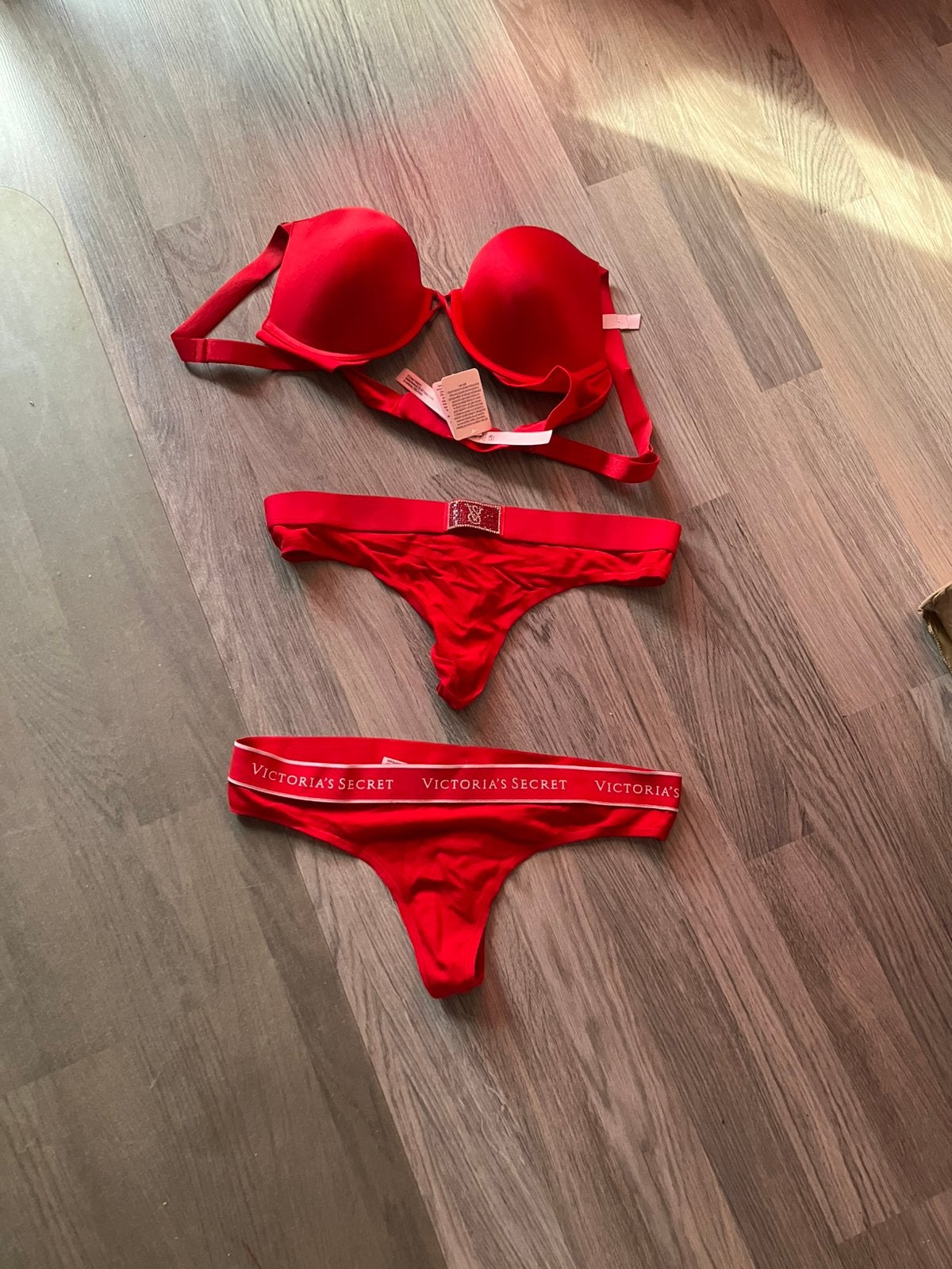 Nieuw Victoria Secret lingeriesetje mt 34 C 2,strings M, Kleding | Dames, Ophalen of Verzenden, Rood, Setje