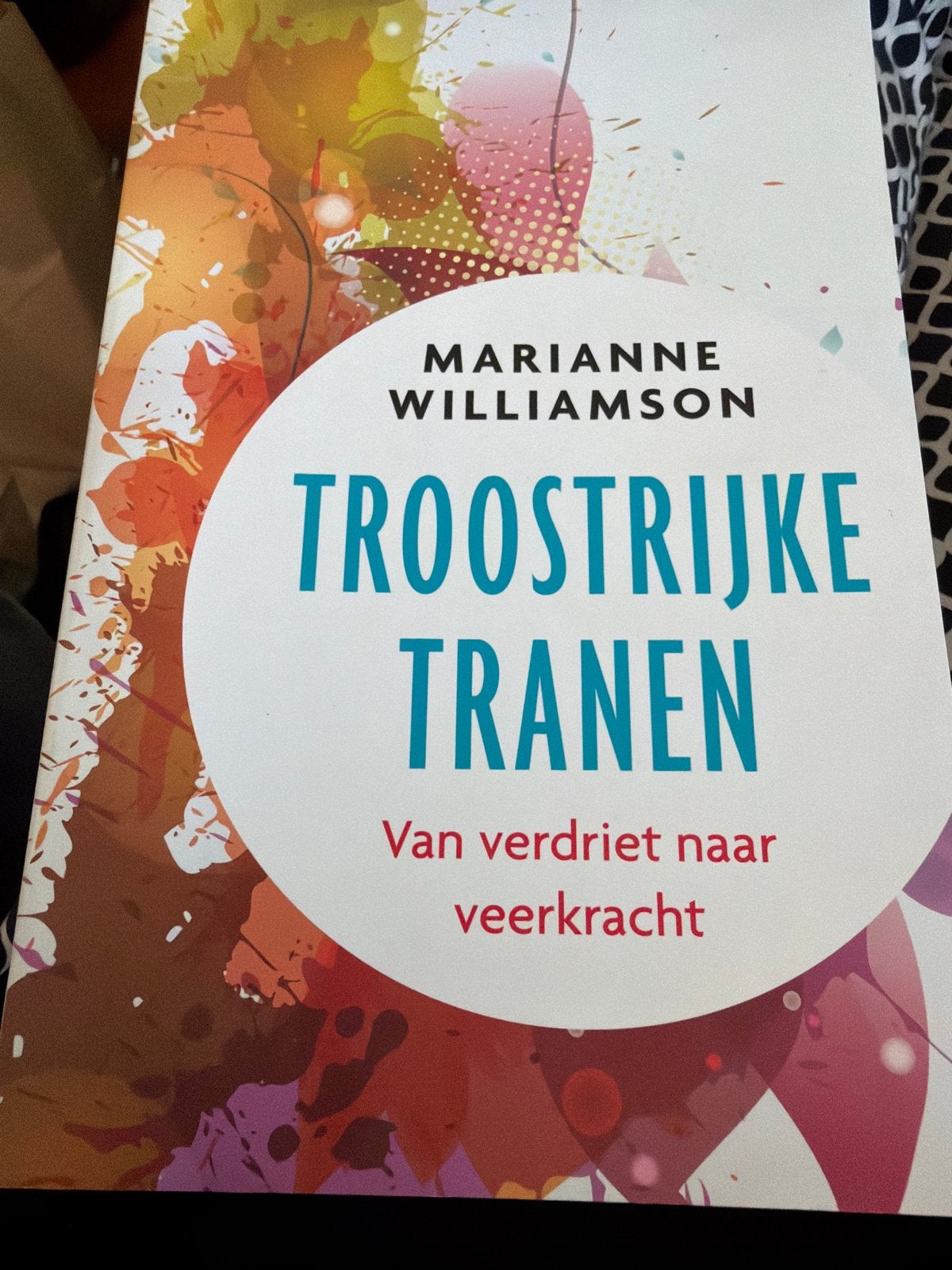 HKL.  Marianne Williamson - Troostrijke tranen, Achtergrond en Informatie, Ophalen of Verzenden, Zo goed als nieuw, Marianne Williamson