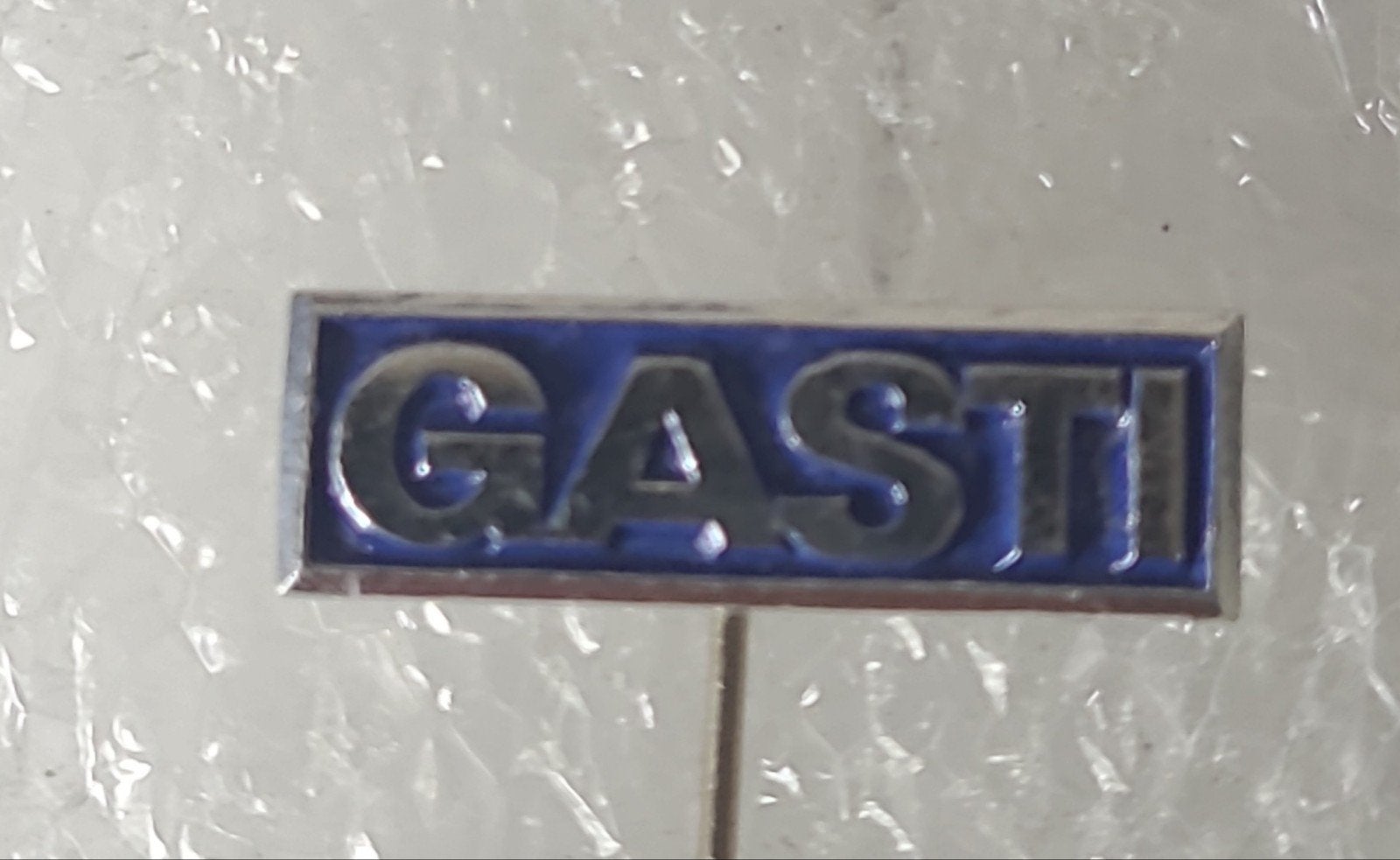 Vintage GASTI Speldje - Blauw met Zilveren Letters, Verzamelen, Verzenden, Gebruikt, Overige onderwerpen, Speldje of Pin