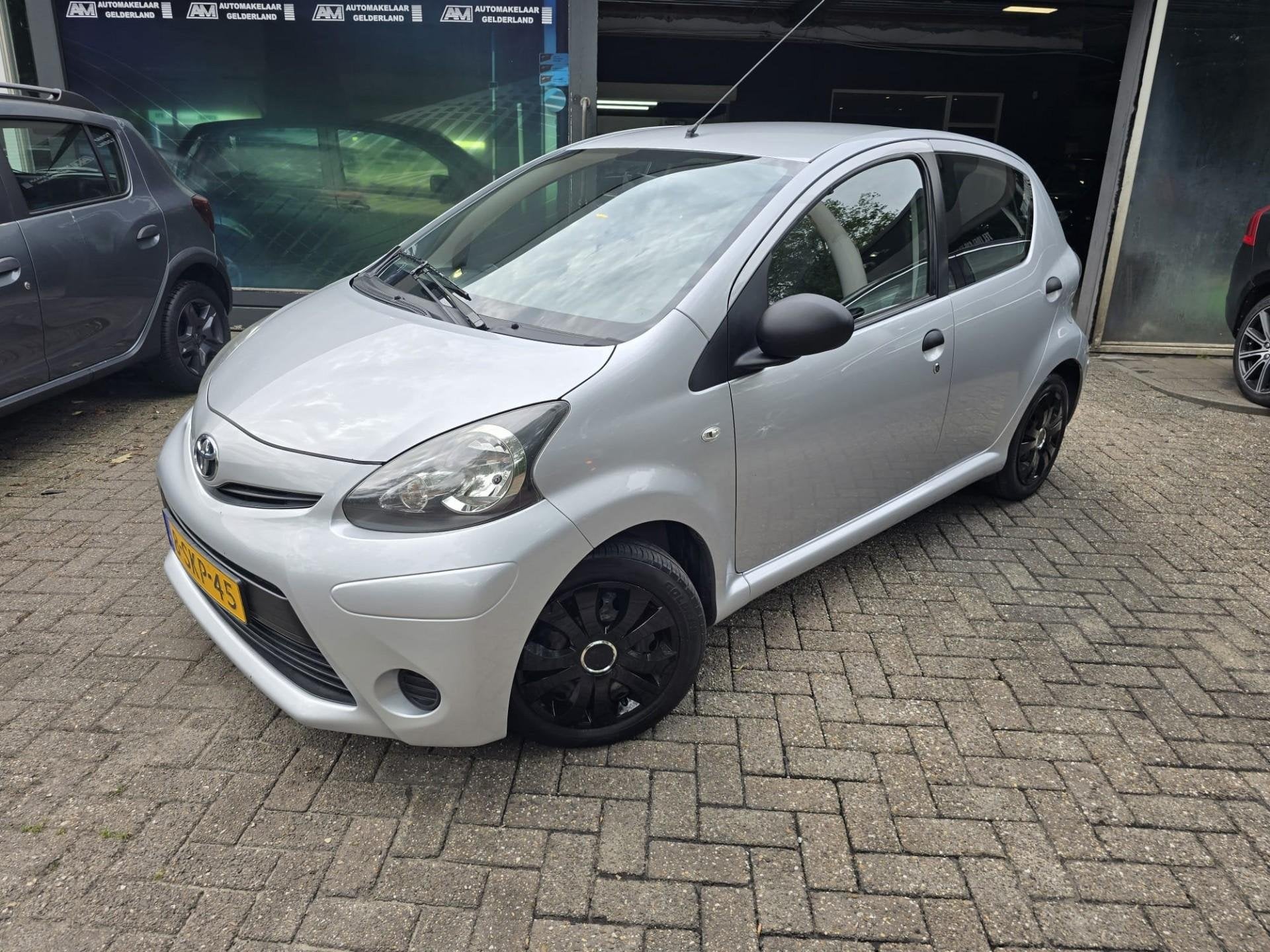 Toyota Aygo 1.0 VVT-i Now |3/6 OF 12MND GARANTIE | AIRCO | E, Auto's, Voorwielaandrijving, Euro 5, Stof, Gebruikt