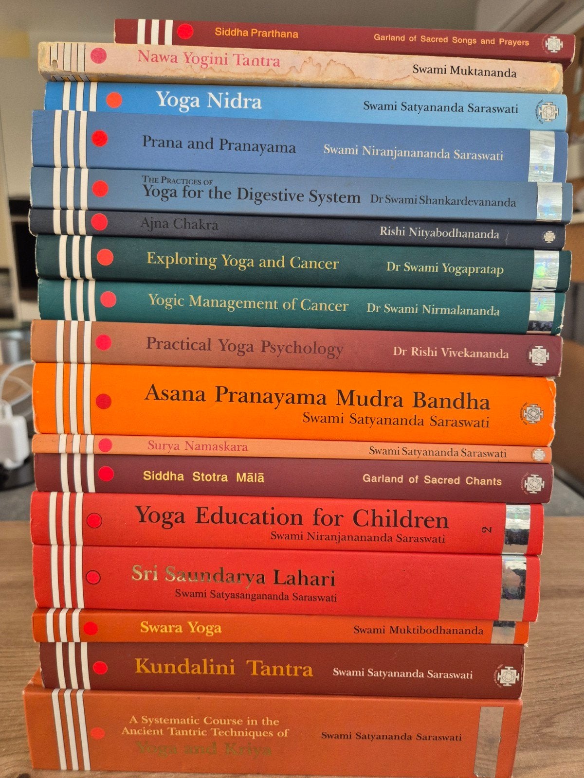 Satyananda Yoga boeken 17 stuks totaal €150, Gelezen, Meditatie of Yoga, Swami Satyananda Saraswati, Ophalen of Verzenden