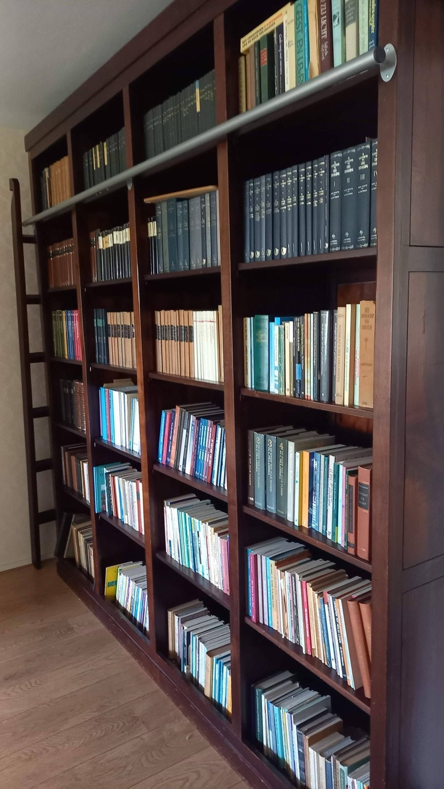 Grote houten boekenkast met ladder, Huis en Inrichting, Kasten | Boekenkasten, Ophalen, Met plank(en), Gebruikt, 200 cm of meer