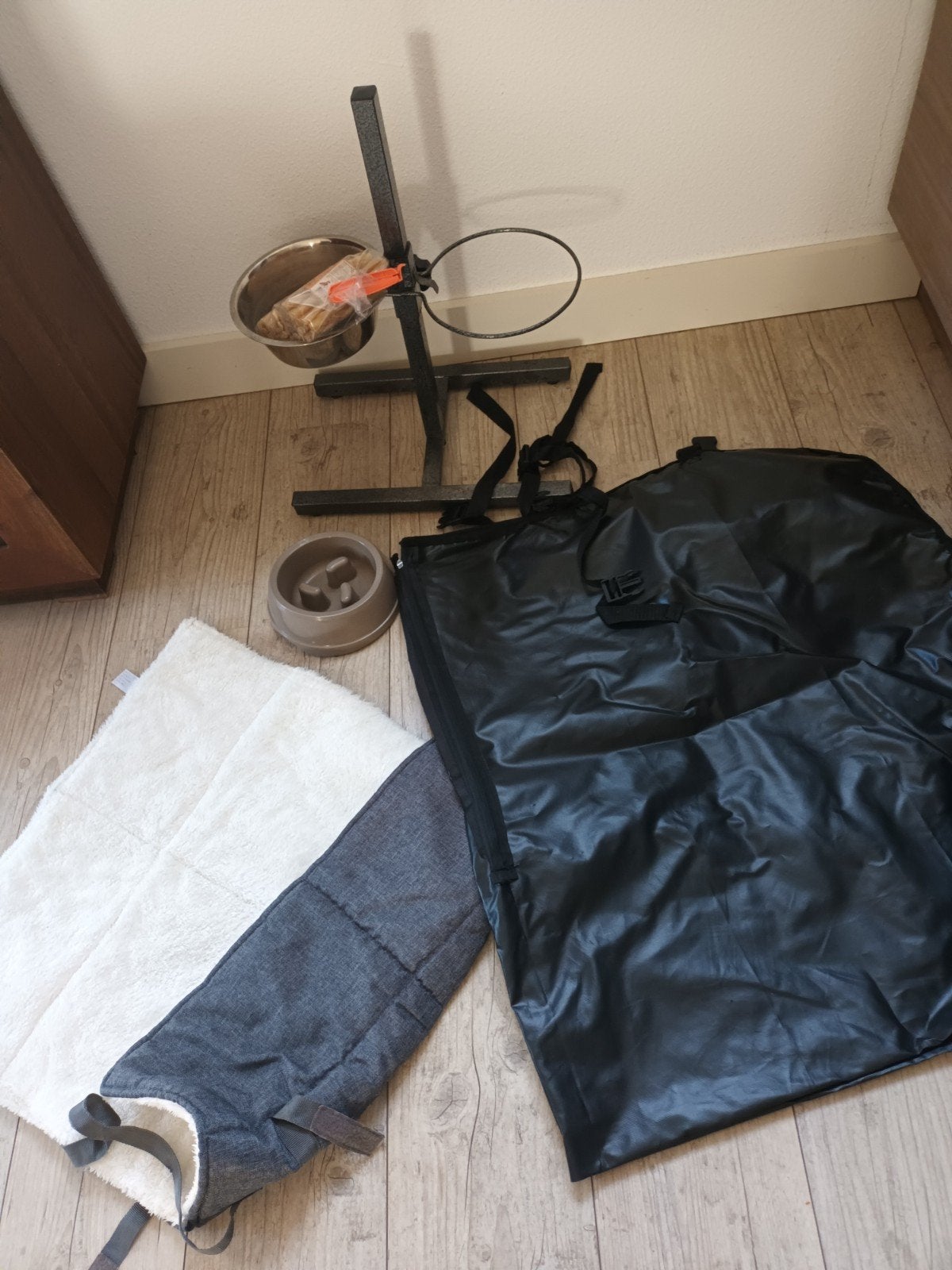 Dierenaccessoires ,zoals autokleed ,rekje ,eetbakje ,enz., Ophalen, Gebruikt